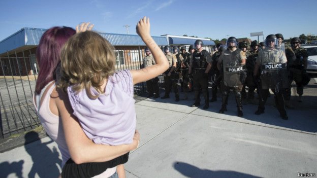 Губернатор Миссури: в Фергюсоне - "зона боевых действий" Губернатор Миссури: в Фергюсоне - "зона боевых действий"