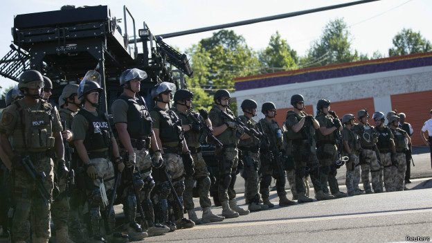 Губернатор Миссури: в Фергюсоне - "зона боевых действий" Губернатор Миссури: в Фергюсоне - "зона боевых действий"