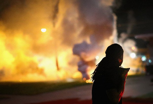 Беспорядки в США: Введен режим ЧС, армию пока еще не применяют! Беспорядки в США: Введен режим ЧС, армию пока еще не применяют!