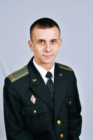 Он обещал водрузить черно-красный флаг над Кремлем! Он обещал водрузить черно-красный флаг над Кремлем!