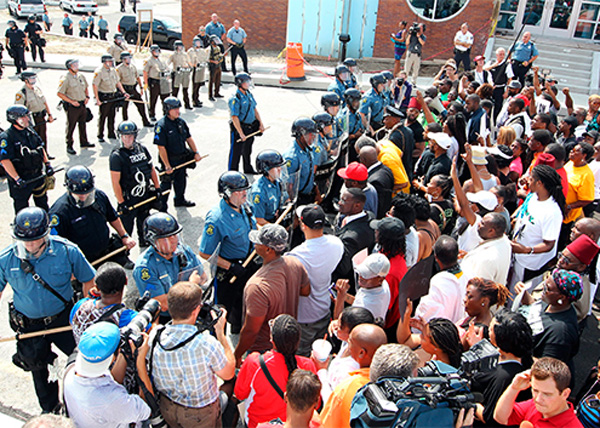 Януковичу они запрещали использовать силу против вооруженной толпы, а у себя беспорядки подавляют армией и бронетехникой Януковичу они запрещали использовать силу против вооруженной толпы, а у себя беспорядки подавляют армией и бронетехникой