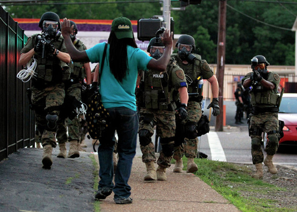 Януковичу они запрещали использовать силу против вооруженной толпы, а у себя беспорядки подавляют армией и бронетехникой Януковичу они запрещали использовать силу против вооруженной толпы, а у себя беспорядки подавляют армией и бронетехникой
