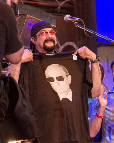 Януковичу они запрещали использовать силу против вооруженной толпы, а у себя беспорядки подавляют армией и бронетехникой Януковичу они запрещали использовать силу против вооруженной толпы, а у себя беспорядки подавляют армией и бронетехникой