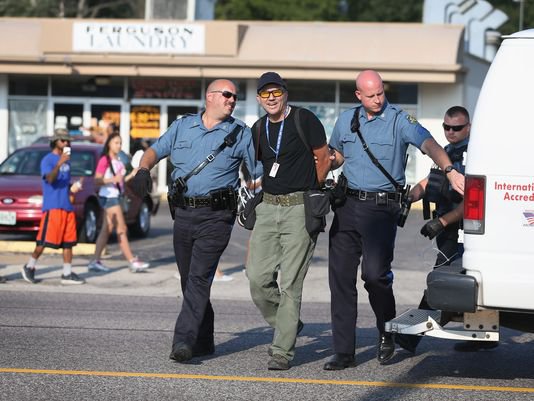 Демократия пахнет слезоточивым газом Демократия пахнет слезоточивым газом