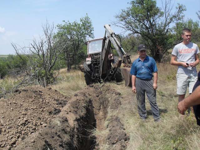 Украинские пограничники укрепляют границу рвом