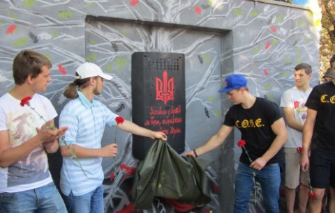 Полтавский граффити-мемориал погибшим участникам АТО стал "Доской позора" Полтавский граффити-мемориал погибшим участникам АТО стал "Доской позора"