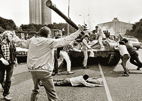 Настоящий путч устроил Ельцин, но события в Новороссии качнули маятник истории обратно Настоящий путч устроил Ельцин, но события в Новороссии качнули маятник истории обратно