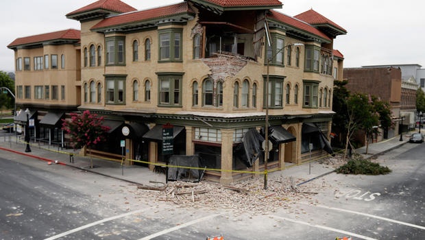 Землетрясение в Калифорнии: телеканал CNN впечатлён разлитым вином, а не разрушениями в штате (Видео, фото) Землетрясение в Калифорнии: телеканал CNN впечатлён разлитым вином, а не разрушениями в штате (Видео, фото)