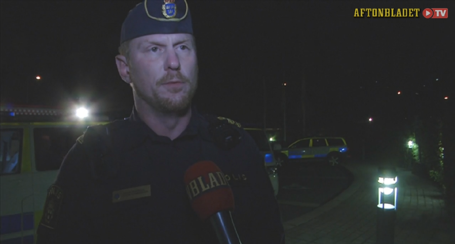 Сегодня в Стокгольме горят машины, строятся баррикады и в полицию летят камни Сегодня в Стокгольме горят машины, строятся баррикады и в полицию летят камни