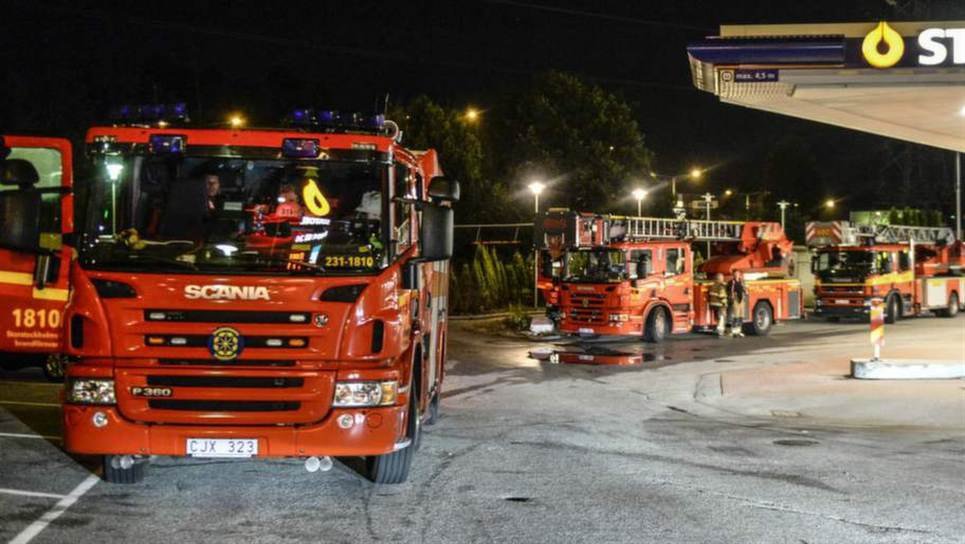 Сегодня в Стокгольме горят машины, строятся баррикады и в полицию летят камни Сегодня в Стокгольме горят машины, строятся баррикады и в полицию летят камни