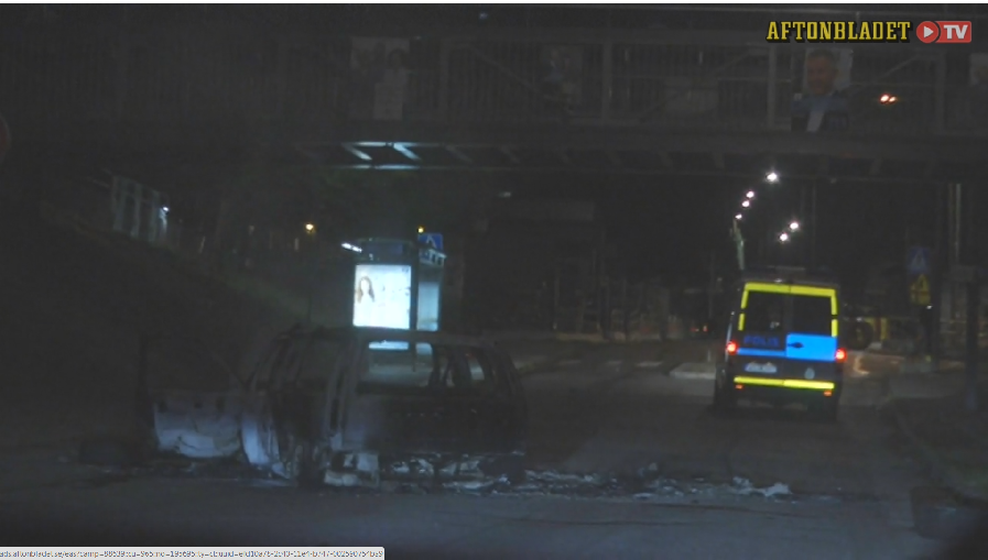 Сегодня в Стокгольме горят машины, строятся баррикады и в полицию летят камни Сегодня в Стокгольме горят машины, строятся баррикады и в полицию летят камни