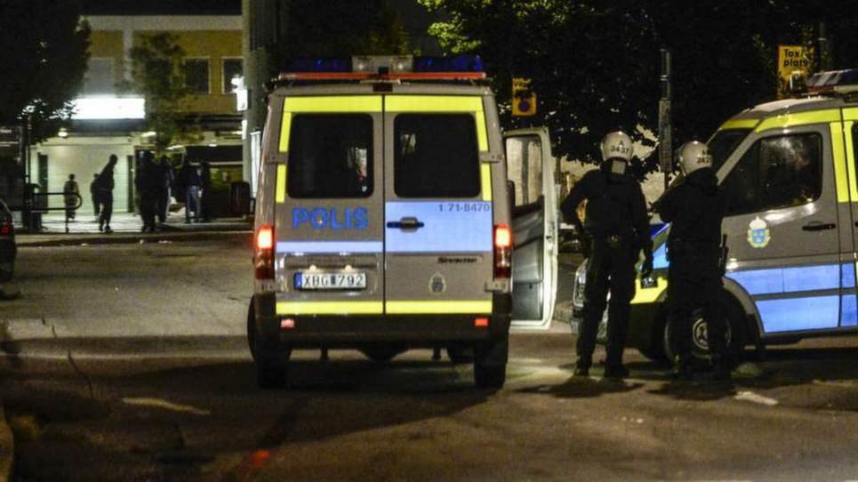 Сегодня в Стокгольме горят машины, строятся баррикады и в полицию летят камни Сегодня в Стокгольме горят машины, строятся баррикады и в полицию летят камни