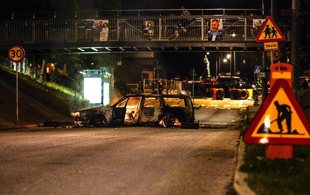 Сегодня в Стокгольме горят машины, строятся баррикады и в полицию летят камни Сегодня в Стокгольме горят машины, строятся баррикады и в полицию летят камни