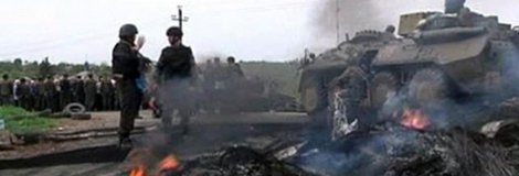 Нацгвардия укрылась от наступающих ополченцев живым щитом Нацгвардия укрылась от наступающих ополченцев живым щитом