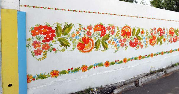 Дачу Януковича передали батальону «Азов» и разукрасили петриковской росписью «для поддержки армии и патриотических настроений»