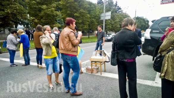 Пикет у резиденции Порошенко в Киеве уже идет, завтра обещают приехать нацгвардейцы из-под Иловайска с автоматами