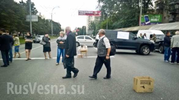 Пикет у резиденции Порошенко в Киеве уже идет, завтра обещают приехать нацгвардейцы из-под Иловайска с автоматами