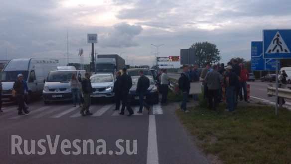 Пикет у резиденции Порошенко в Киеве уже идет, завтра обещают приехать нацгвардейцы из-под Иловайска с автоматами