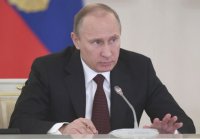 Владимир Путин поручил правительству проработать ответные меры на санкции США и Евросоюза