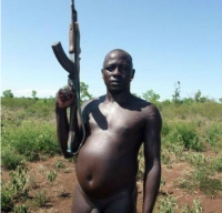 Ополченцы взяли в плен голого негра