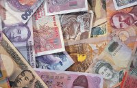 Украинцы ринулись скупать экзотические валюты