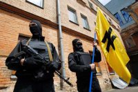 Дачу Януковича передали батальону «Азов» и разукрасили петриковской росписью «для поддержки армии и патриотических настроений»