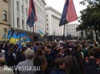 Пикет у резиденции Порошенко в Киеве уже идет, завтра обещают приехать нацгвардейцы из-под Иловайска с автоматами