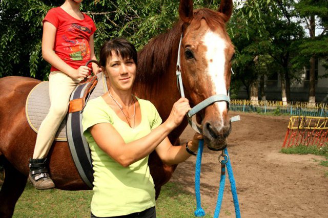 Конноспортивная школа Луганска. Погибли тренер и лошади.