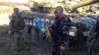 Под Старобешево украинская армия подарила Новороссии пять танков и одну БМП (видео)