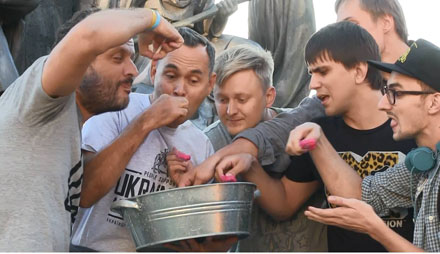 В Харькове укродауны назло Путину ели хрен В Харькове укродауны назло Путину ели хрен