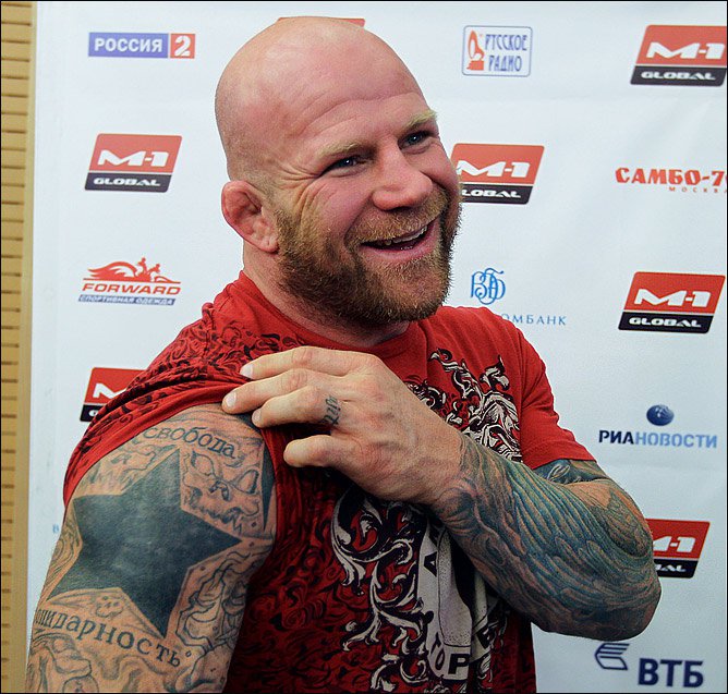 Джефф Монсон вышел на ринг под гимн Донбасса Джефф Монсон вышел на ринг под гимн Донбасса