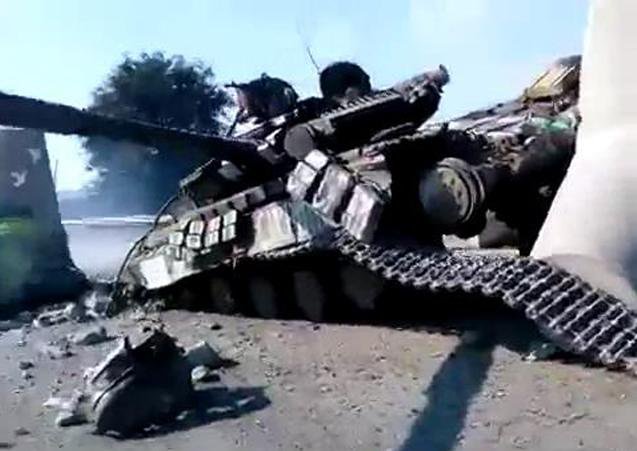 Война и мир: еж-пацифист разломил танк карателей пополам Война и мир: еж-пацифист разломил танк карателей пополам