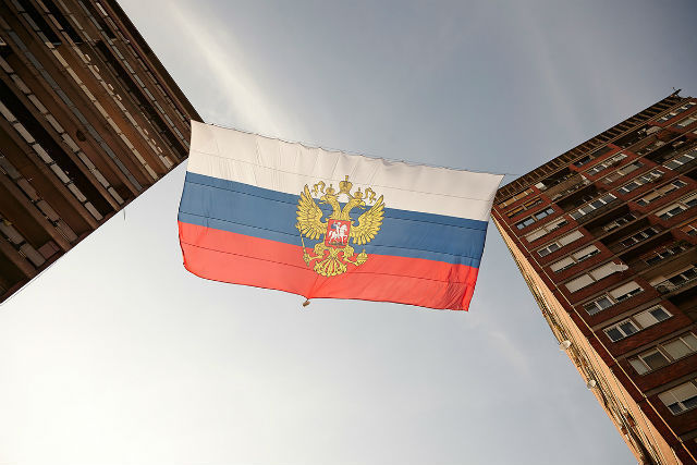 Сербские болельщики подняли в Москве флаг ДНР Сербские болельщики подняли в Москве флаг ДНР