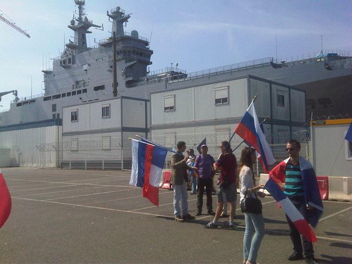 Во Франции прошла акция в поддержку передачи России вертолётоносцев «Мистраль» Во Франции прошла акция в поддержку передачи России вертолётоносцев «Мистраль»