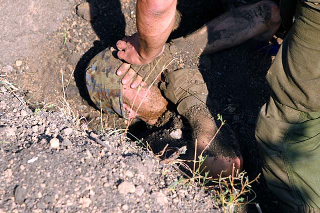 Ополченцев закапывают заживо. Добровольно Ополченцев закапывают заживо. Добровольно