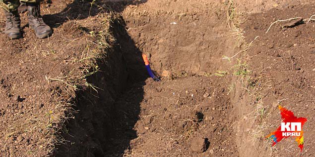 Ополченцев закапывают заживо. Добровольно Ополченцев закапывают заживо. Добровольно