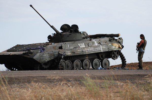 В боях под Комсомольским мотороловцы сожгли бронеколонну украинских войск В боях под Комсомольским мотороловцы сожгли бронеколонну украинских войск