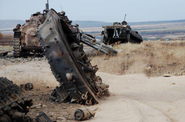 В боях под Комсомольским мотороловцы сожгли бронеколонну украинских войск В боях под Комсомольским мотороловцы сожгли бронеколонну украинских войск