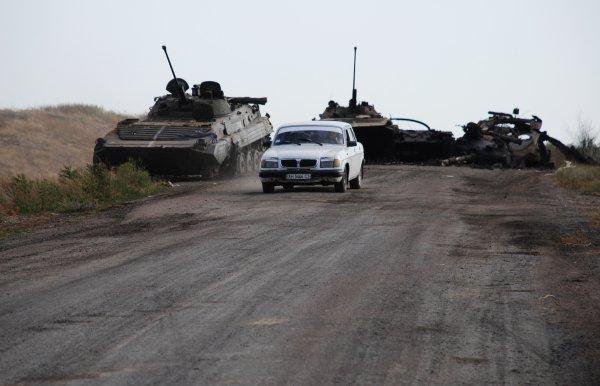 В боях под Комсомольским мотороловцы сожгли бронеколонну украинских войск В боях под Комсомольским мотороловцы сожгли бронеколонну украинских войск