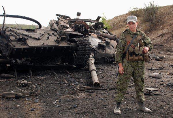 В боях под Комсомольским мотороловцы сожгли бронеколонну украинских войск В боях под Комсомольским мотороловцы сожгли бронеколонну украинских войск