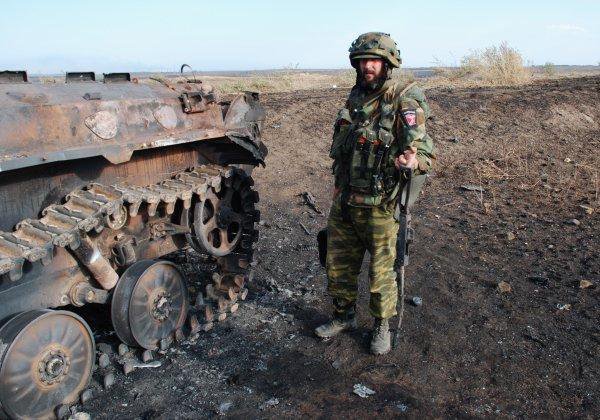 В боях под Комсомольским мотороловцы сожгли бронеколонну украинских войск В боях под Комсомольским мотороловцы сожгли бронеколонну украинских войск