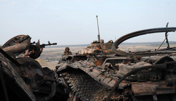 В боях под Комсомольским мотороловцы сожгли бронеколонну украинских войск В боях под Комсомольским мотороловцы сожгли бронеколонну украинских войск