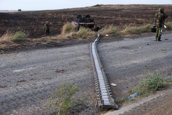В боях под Комсомольским мотороловцы сожгли бронеколонну украинских войск В боях под Комсомольским мотороловцы сожгли бронеколонну украинских войск