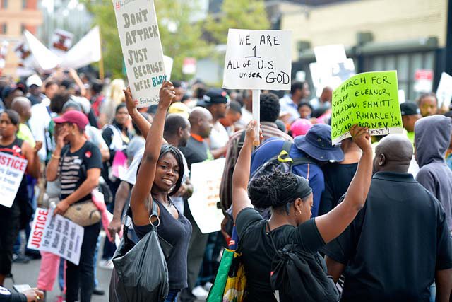 Около американского города Фергюсон арестовано не менее 30 человек за попытку перекрыть федеральную трассу Около американского города Фергюсон арестовано не менее 30 человек за попытку перекрыть федеральную трассу