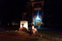 Фашисты в Харькове спилили памятник Ленину Фашисты в Харькове спилили памятник Ленину