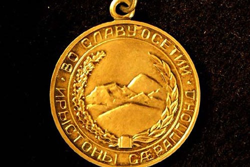 Глава Северной Осетии наградил 10 защищавших Донбасс добровольцев Глава Северной Осетии наградил 10 защищавших Донбасс добровольцев