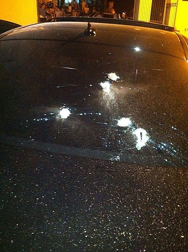 В Одессе неизвестные расстреляли два автомобиля В Одессе неизвестные расстреляли два автомобиля