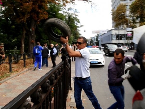 Нардепа Журавского бросили в мусорный бак под стенами ВР Нардепа Журавского бросили в мусорный бак под стенами ВР