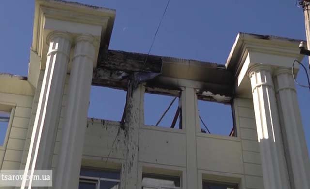 Пленные украинские солдаты помогают восстанавливать школу в Донецке Пленные украинские солдаты помогают восстанавливать школу в Донецке