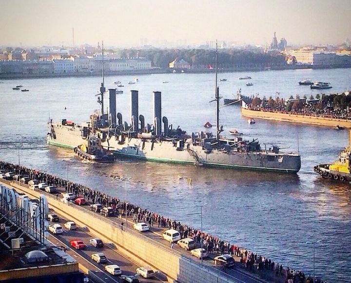 Крейсер "Аврора" покинул место стоянки и отправился на ремонт в Кронштадт Крейсер "Аврора" покинул место стоянки и отправился на ремонт в Кронштадт